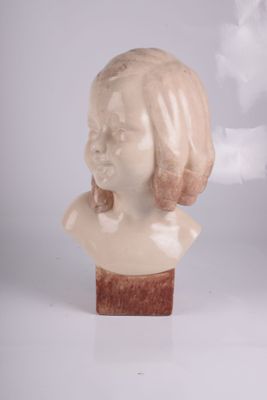 une statue représentant une femme avec une cigarette qui lui sort de la bouche