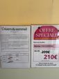 Une tête de lit avec deux matelas et deux sommiers