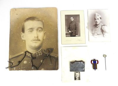 une vieille photo d'un homme en uniforme et quelques autres objets