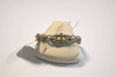 un bracelet posé sur un chapeau blanc