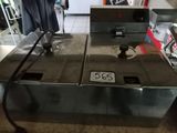 une machine posée sur une table dans une pièce