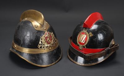 une paire de casques de pompiers sur fond noir