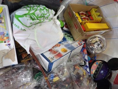 une pile de jouets et d'autres objets sur le sol