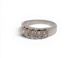 gros plan d'une bague en diamant sur fond blanc