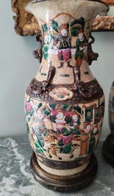 deux vases posés sur une table, avec un miroir en arrière-plan