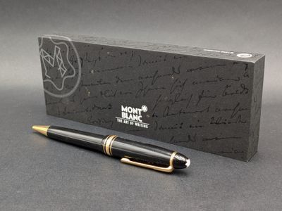 a pen that is sitting on top of a box