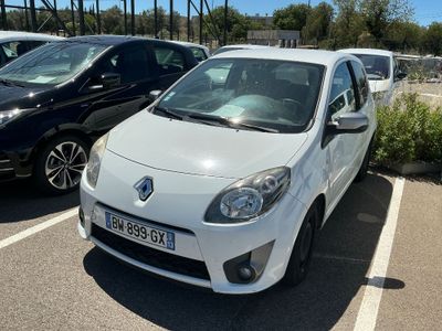 une voiture blanche garée dans un parking à côté d'autres voitures