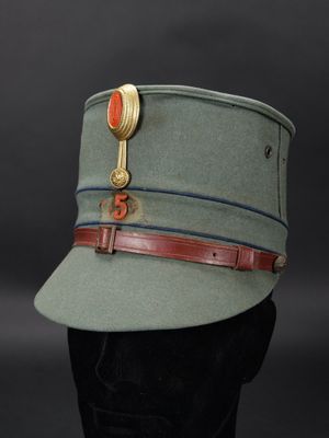 gros plan d'un chapeau sur la tête d'un mannequin