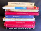 de nombreux livres empilés les uns sur les autres sur un canapé