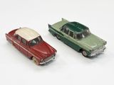 deux voitures jouets assises l'une à côté de l'autre sur une surface blanche