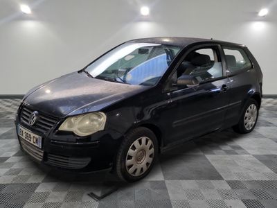 la photo d'une petite voiture noire garée dans un garage