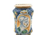 un vase bleu et jaune sur lequel est représentée une femme