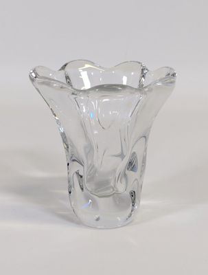 un vase en verre transparent posé sur une table