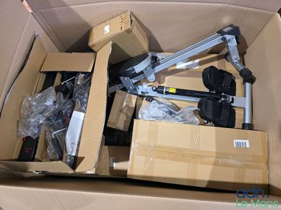 une boîte en carton remplie d'objets divers et une paire de ciseaux