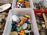 deux bacs remplis d'objets divers posés sur une table