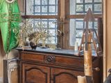 une photo d'un salon avec beaucoup de meubles