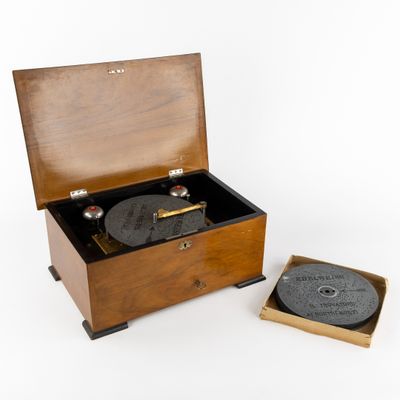 Boîte à musique ancienne "Edelweiss" en placage de ronce de …