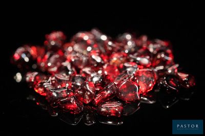 de très jolis diamants rouges sur un fond noir