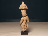 une statue antique représentant un homme tenant un bébé dans ses bras