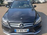 Une Mercedes Classe S noire est garée sur un parking