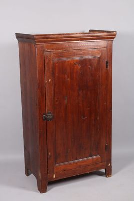armoire à hauteur d'appui en bois blanc.