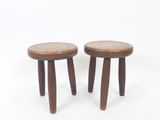 une paire de petits tabourets en bois avec des pieds en bois, sur fond blanc