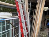 un homme qui se tient à côté d'une échelle