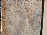une pierre portant une inscription, posée sur une table
