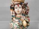 un buste en céramique représentant une femme coiffée d'une couronne