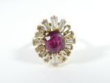 une image représentant une bague ornée d'une pierre rose entourée de pierres taillées en baguette
