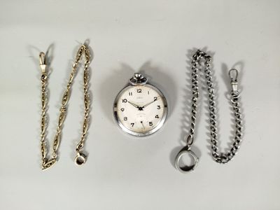 une montre de poche en argent, une chaîne et un bracelet à chaîne