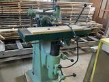 une machine placée au milieu d'une pièce