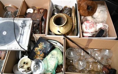 une boîte remplie d'objets divers et un ours en peluche