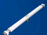 un gros plan d'un luminaire blanc sur fond bleu