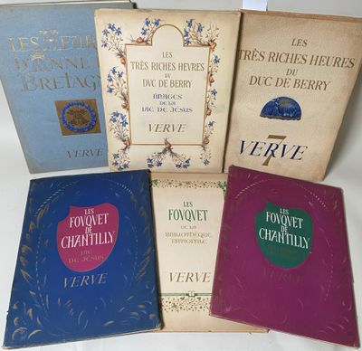 quatre livres sont empilés sur une table