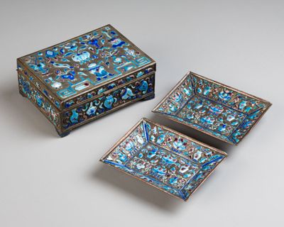 trois morceaux de verre cloisonné incrustés de fleurs bleues et blanches