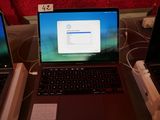 trois ordinateurs portables posés sur une table