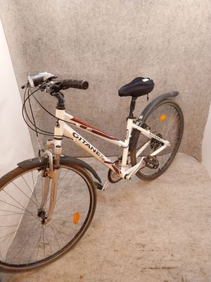un vélo appuyé contre un mur dans une pièce