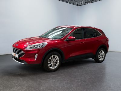 Une Ford Escape rouge de 2020 est garée dans une pièce blanche