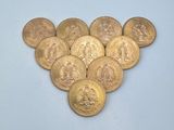 beaucoup de pièces d'or sur la table
