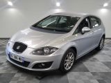 la voiture argentée est garée dans le garage sur le sol en damier