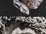 deux photos en noir et blanc d'une statue maculée de sang