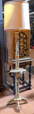 François Vanczak: Beau lampadaire en bois sculpté incluant v…