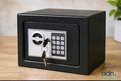 un petit coffre-fort noir contenant une clé