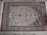 l'image d'un tapis posé sur le sol d'une pièce