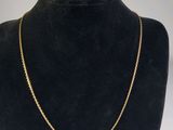 un collier à chaîne en or sur un mannequin mannequin mannequin mannequin mannequin mannequin mannequin mannequin mannequin mannequin
