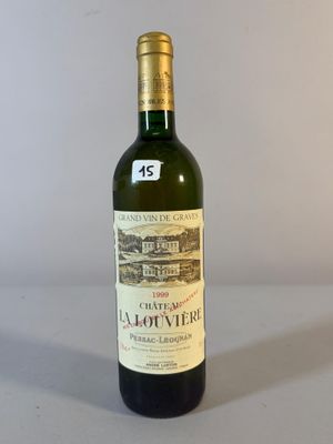 une bouteille de vin posée sur une table