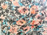 une peinture de fleurs dans un vase sur une table
