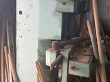 une vieille machine dans un garage rempli d'outils