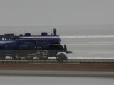 une petite maquette de train dans une vitrine